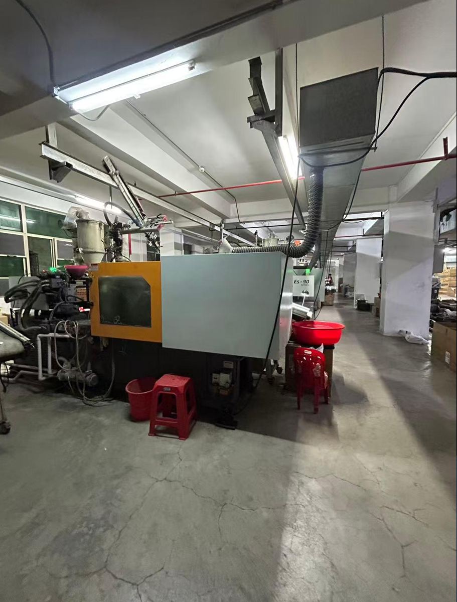 Injection molding machine on a partner line